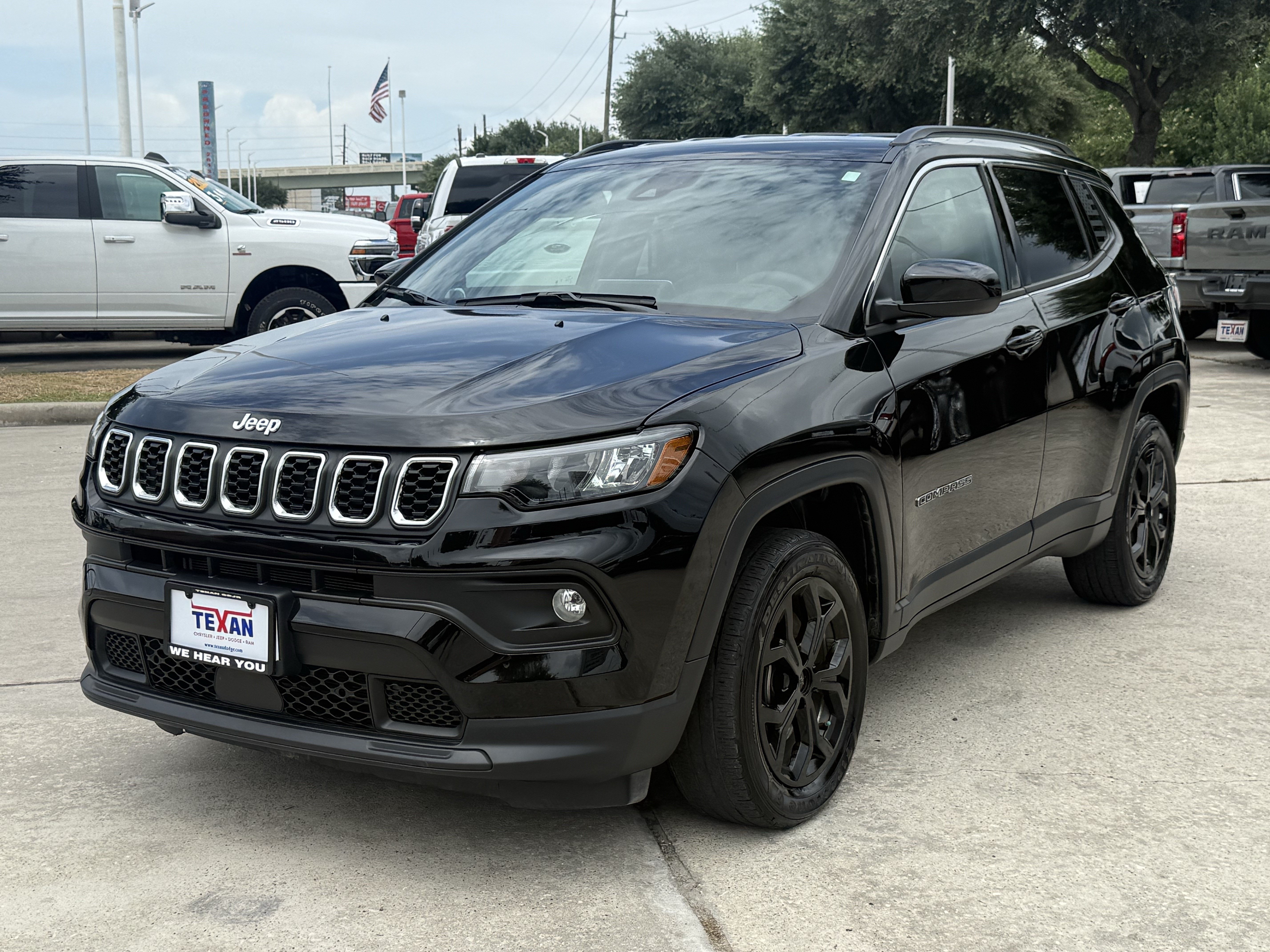 Used 2025 Diamond Black Crystal Pearlcoat Jeep Latitude image 9