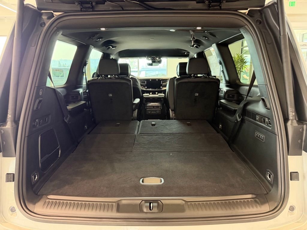 New 2026 Silver-Zynith Exterior Paint Jeep Limited Altitude image 12