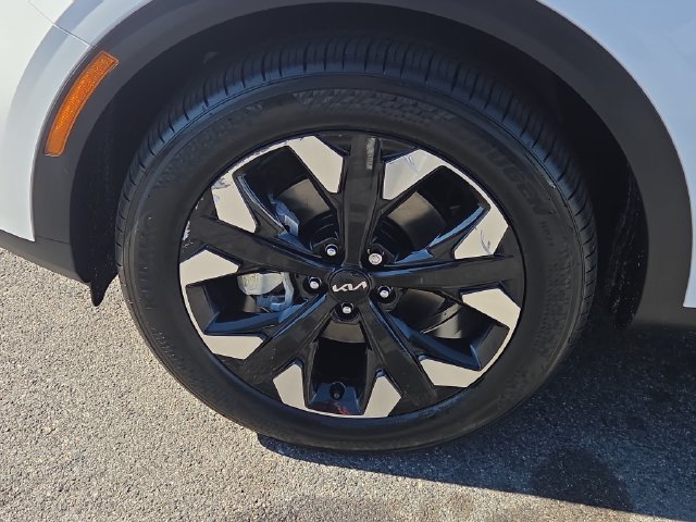 Certified Used 2024 White Pearl Kia X-Line image 5