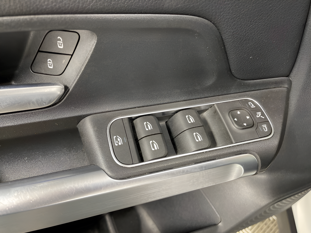 Used 2025  Mercedes-Benz GLB 250 4MATIC® image 22