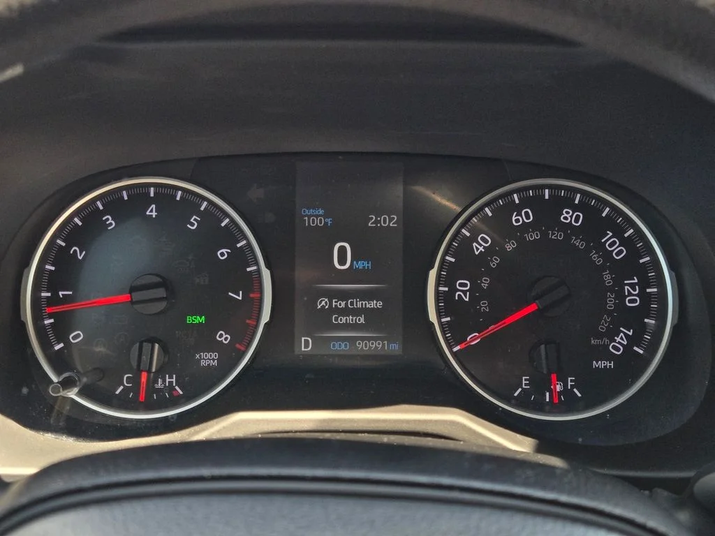 Used 2021 Silver Toyota XLE image 25