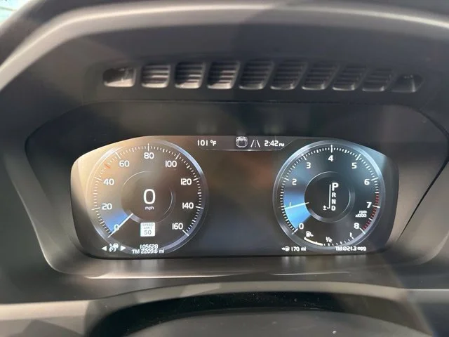 Used 2020 Silver Volvo T6 Momentum image 28