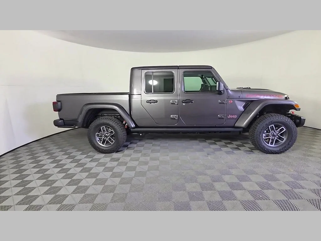 New 2026 Granite Crystal Metallic Clear-Coat Exterior Paint Jeep Mojave X image 23