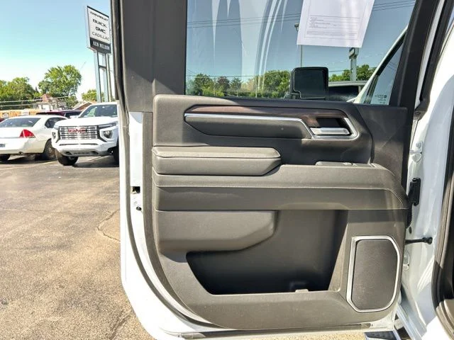 Used 2024 White GMC SLT image 21