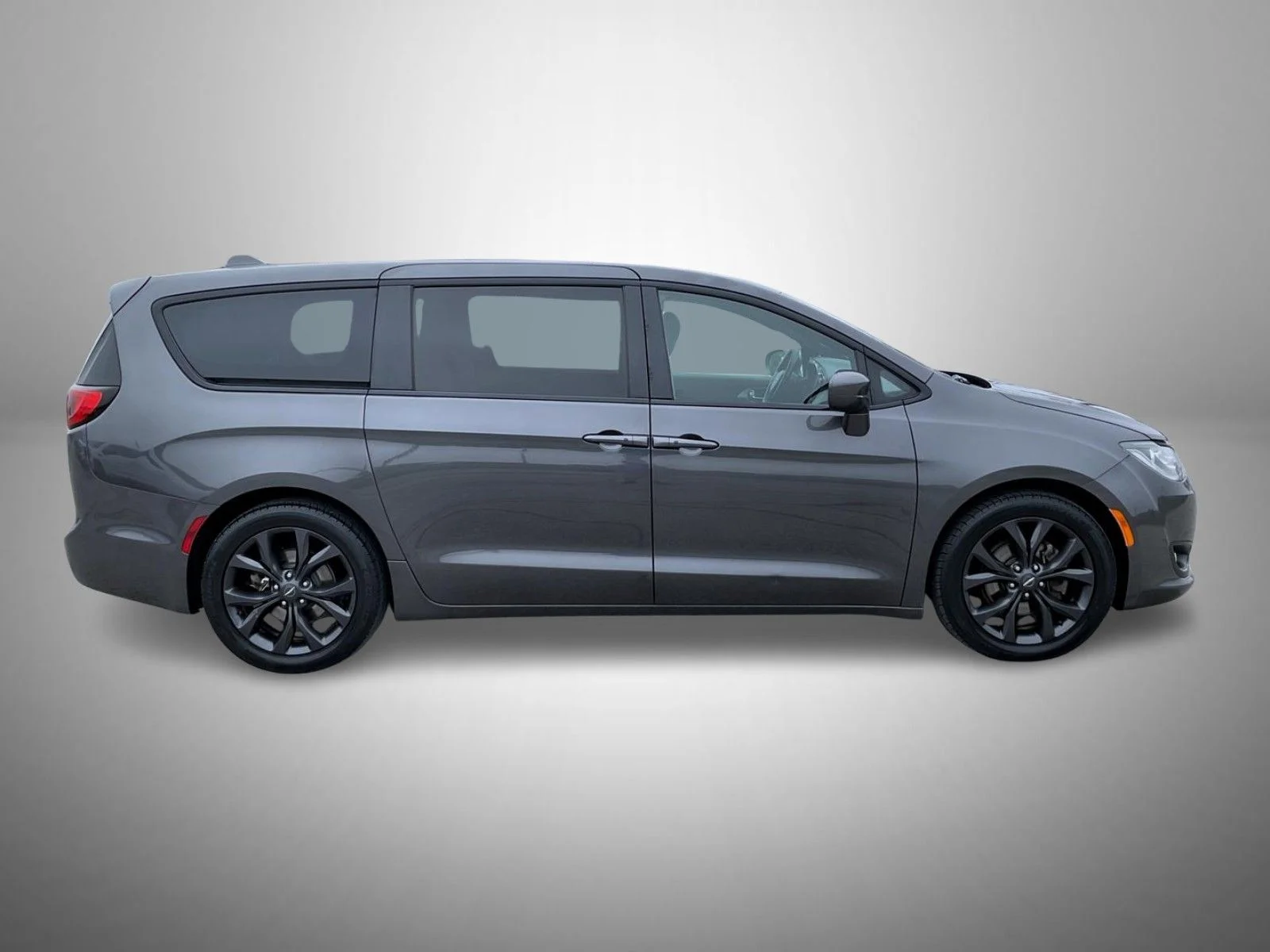 Used 2019 Gray Chrysler Touring Plus image 4