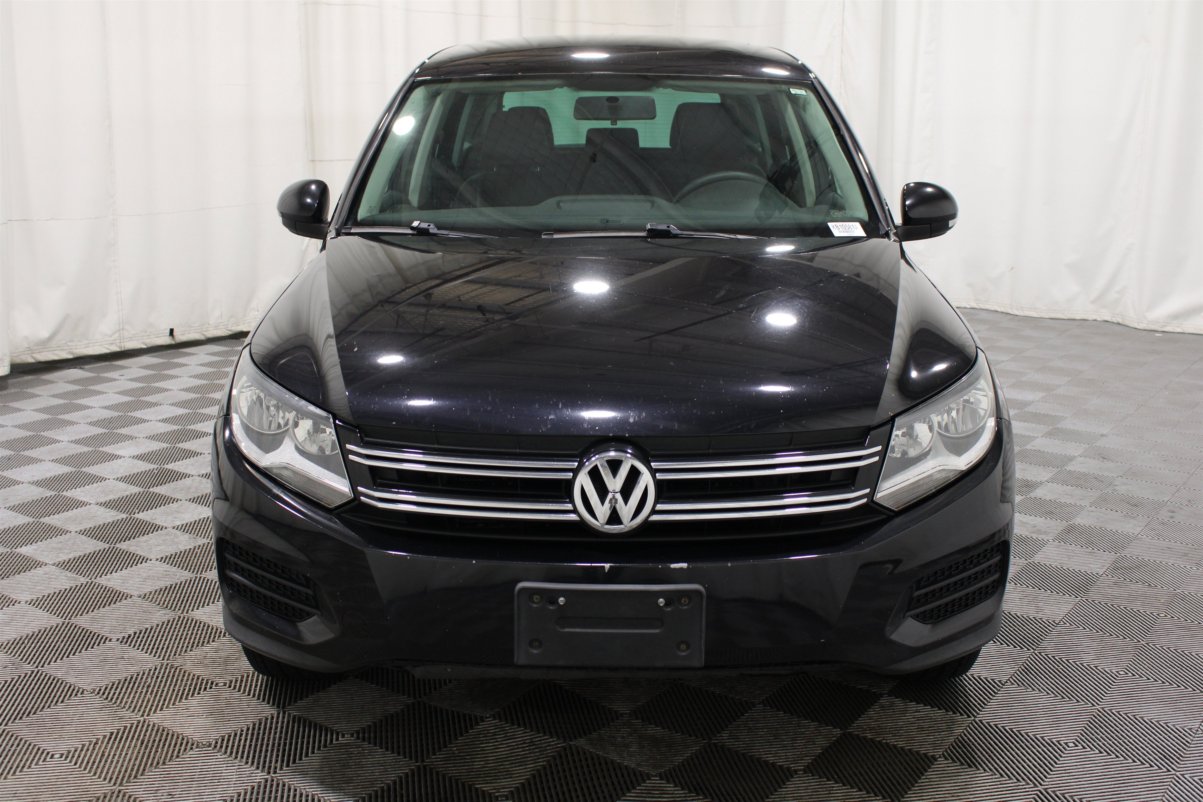 Used 2014 Deep Black Pearl Volkswagen SE image 29