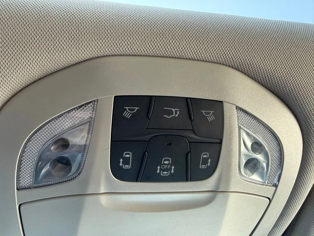 Used 2023 White Chrysler Limited image 29