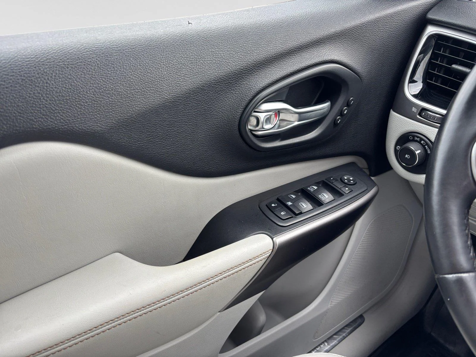Used 2019 Sting-Gray Clearcoat Jeep Limited image 17