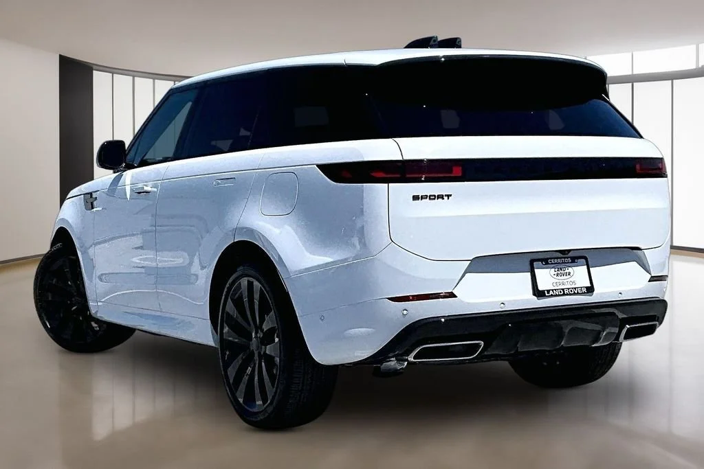 New 2026 Fuji White LAND ROVER Dynamic SE image 3