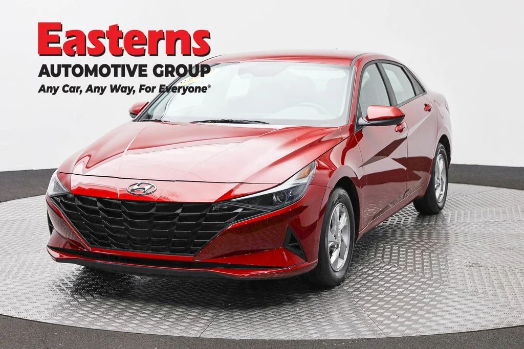 Used 2023 Red Hyundai SE image 1