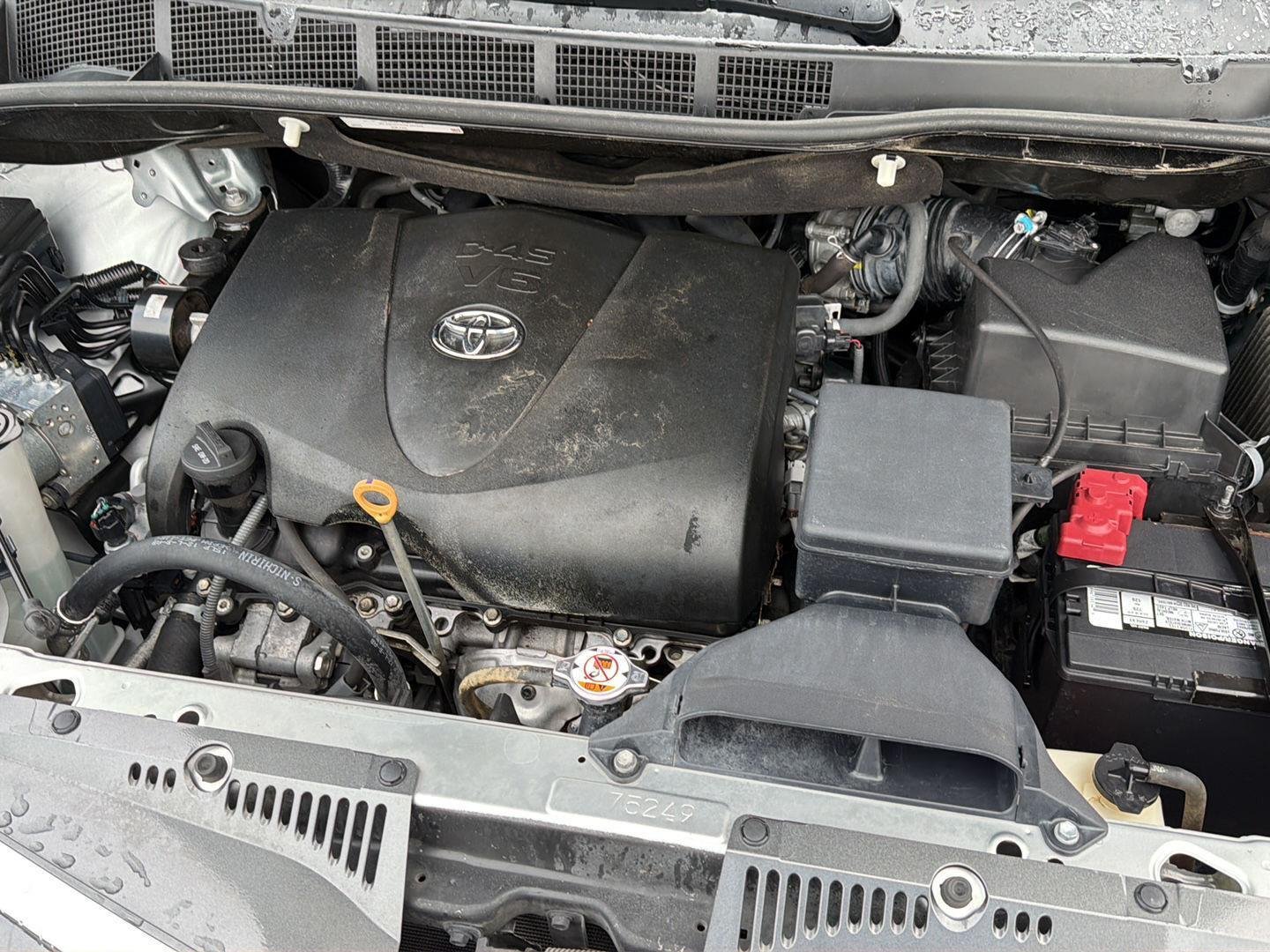 Used 2019 Celestial Silver Metallic Toyota XLE Premium 8-Passenger image 33
