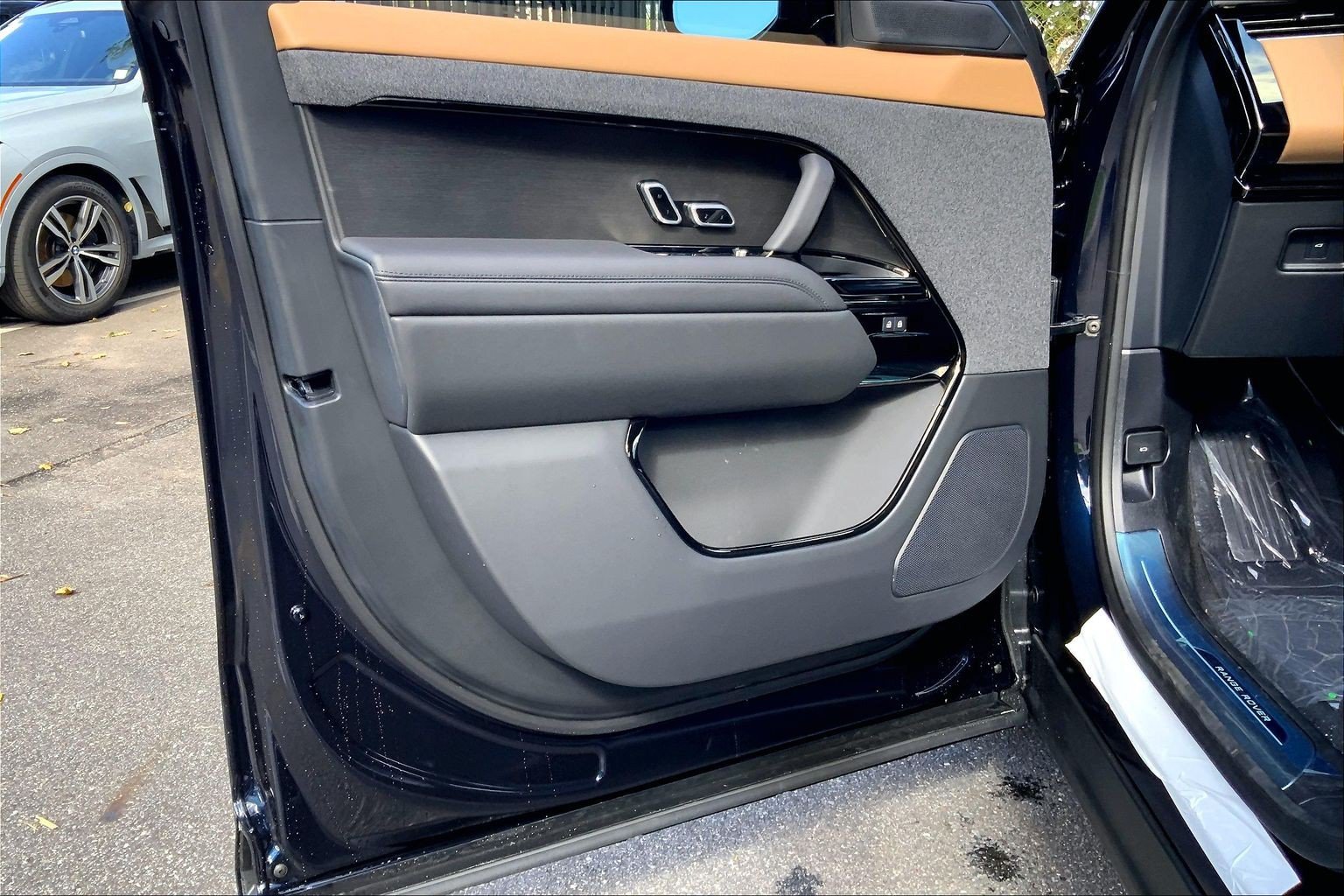 New 2027 Constellation Blue Land Rover Dynamic SE P400 image 10