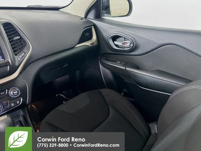 Used 2016 Granite Crystal Clearcoat Metallic Jeep Latitude image 21
