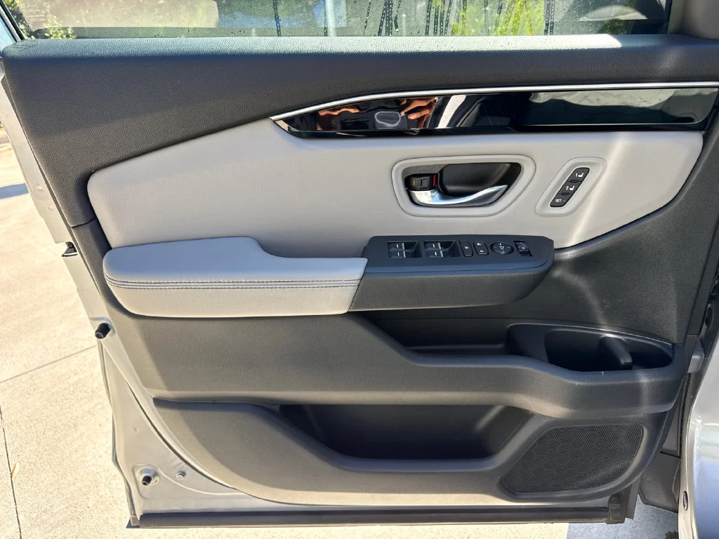 Used 2025 Lunar Silver Metallic Honda Touring image 13