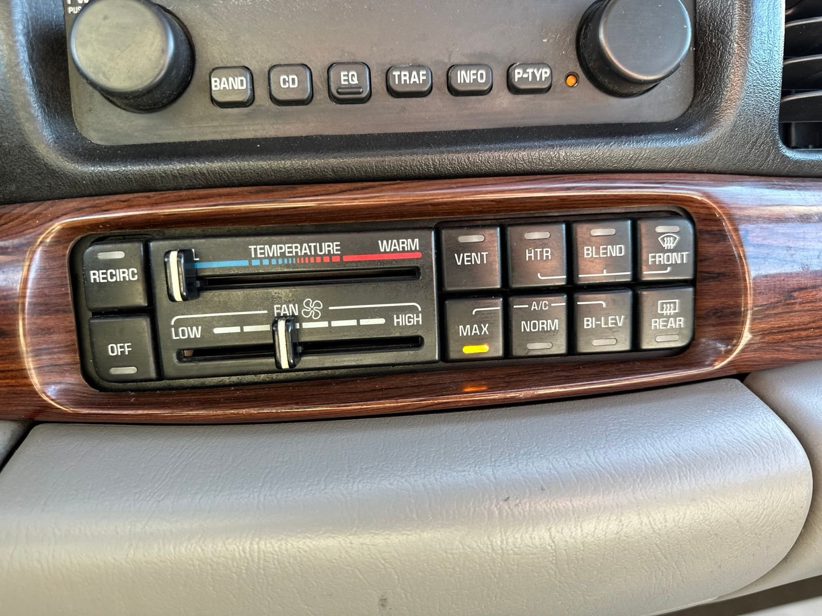 Used 2005 White Buick Custom image 53