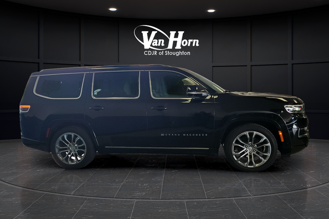 Used 2022 Diamond Black Crystal Pearlcoat Jeep Series II image 8