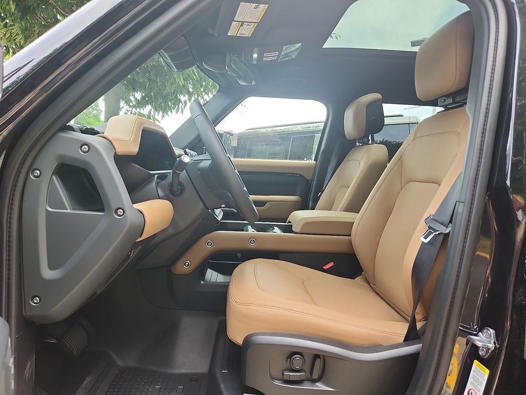 New 2026 Santorini Black Land Rover X-Dynamic SE image 6