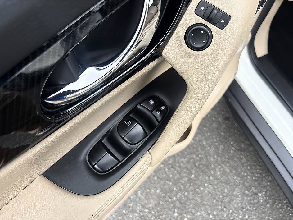 Used 2020 Pearl White Tricoat Nissan SL image 10