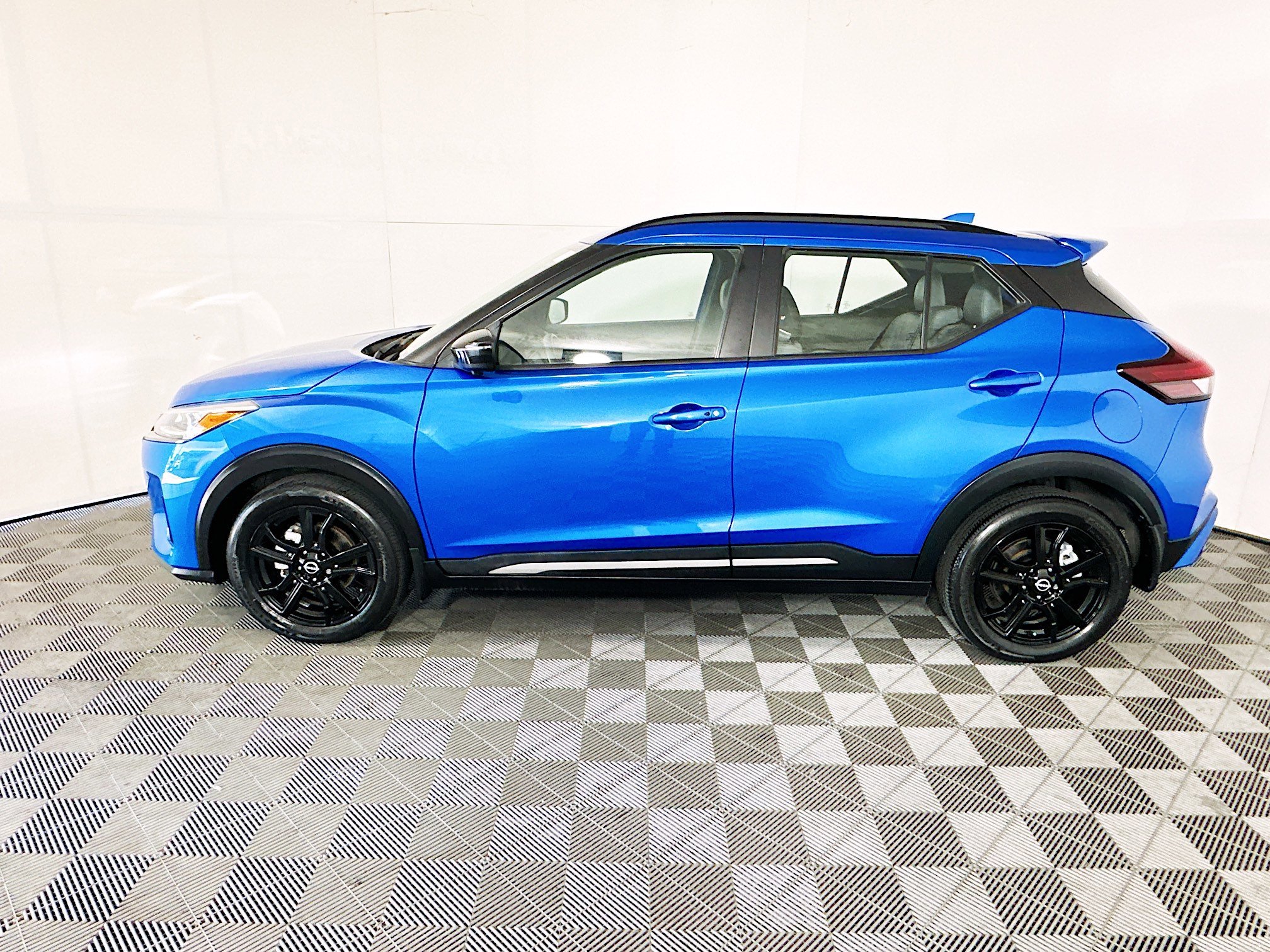 Used 2023 Electric Blue Metallic Nissan SR image 6