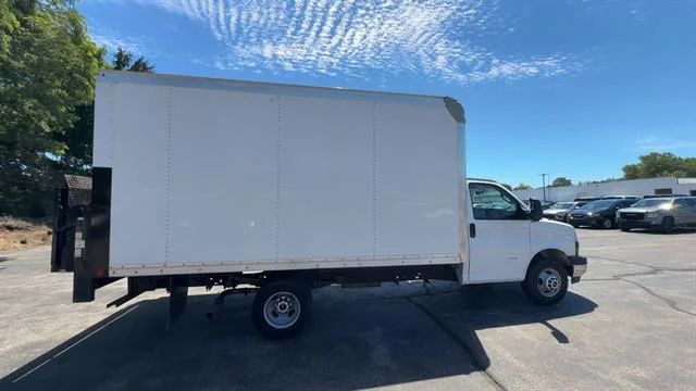 Used 2022 Summit White GMC Gas image 9
