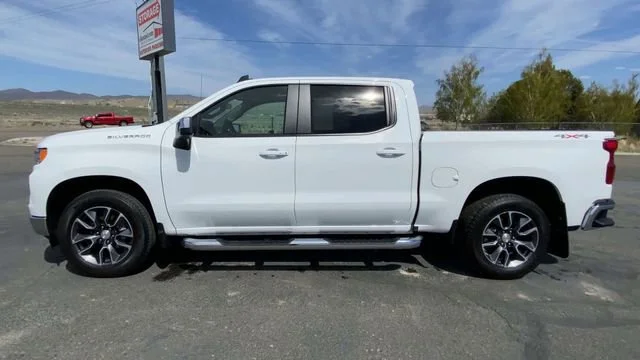 Used 2024 Summit White Chevrolet LT image 5