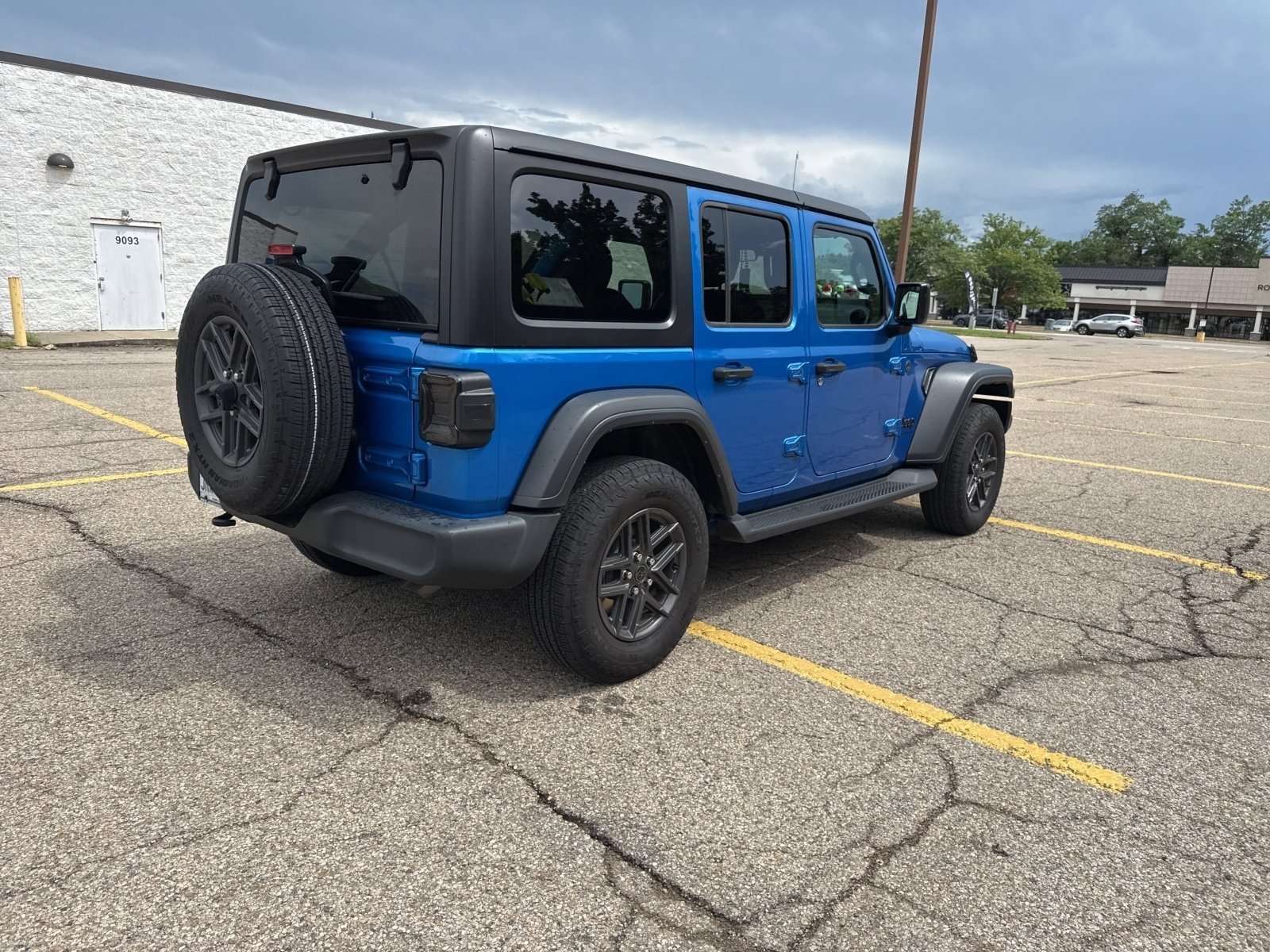 Used 2024 Hydro Blue Pearlcoat Jeep Sport S image 25