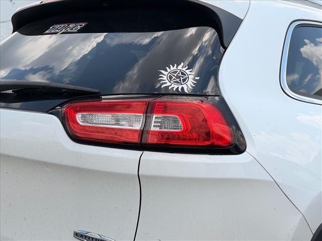 Used 2018 Bright White Clearcoat Jeep Latitude image 10
