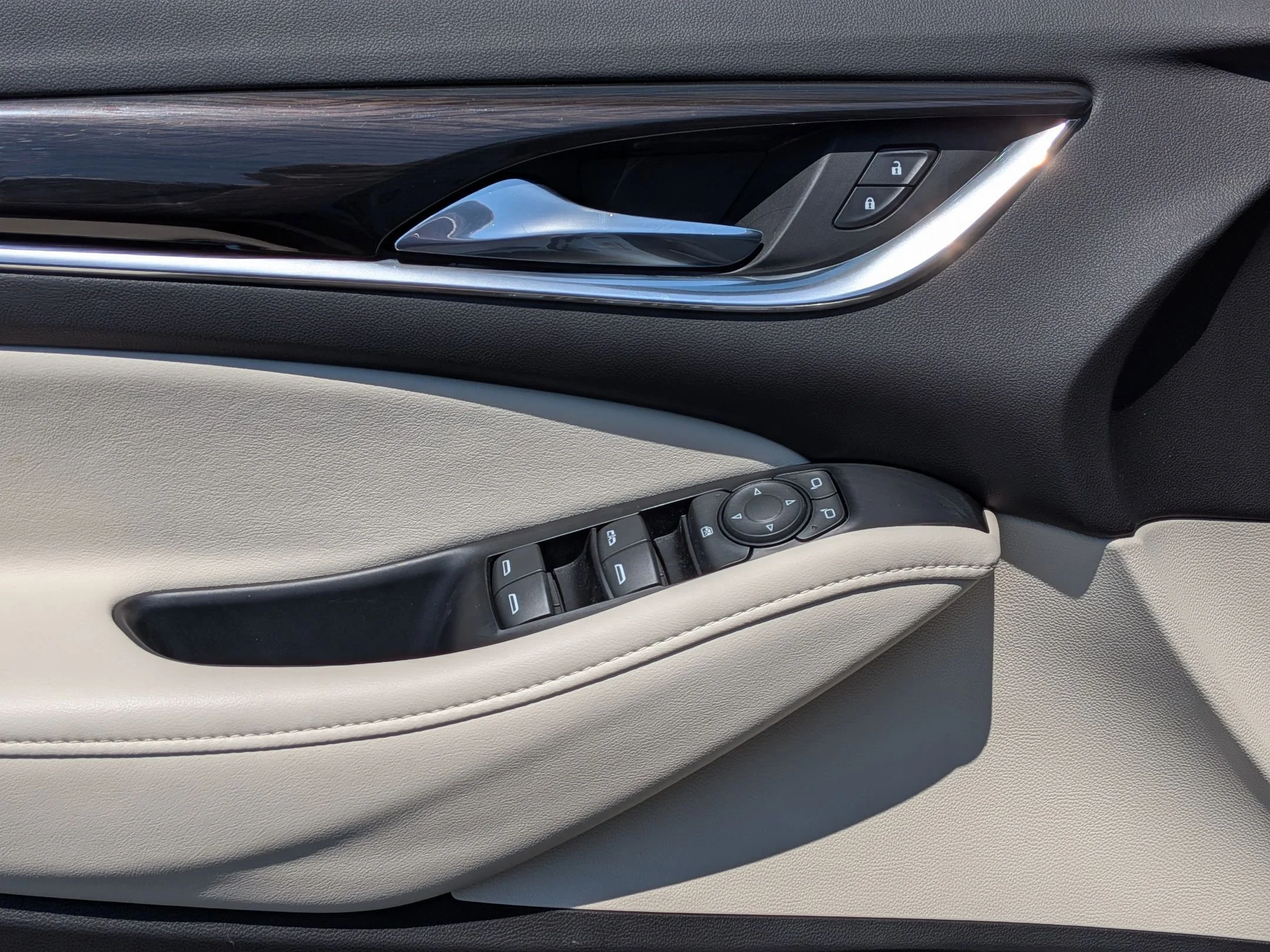 Used 2023 Summit White Buick Essence image 22