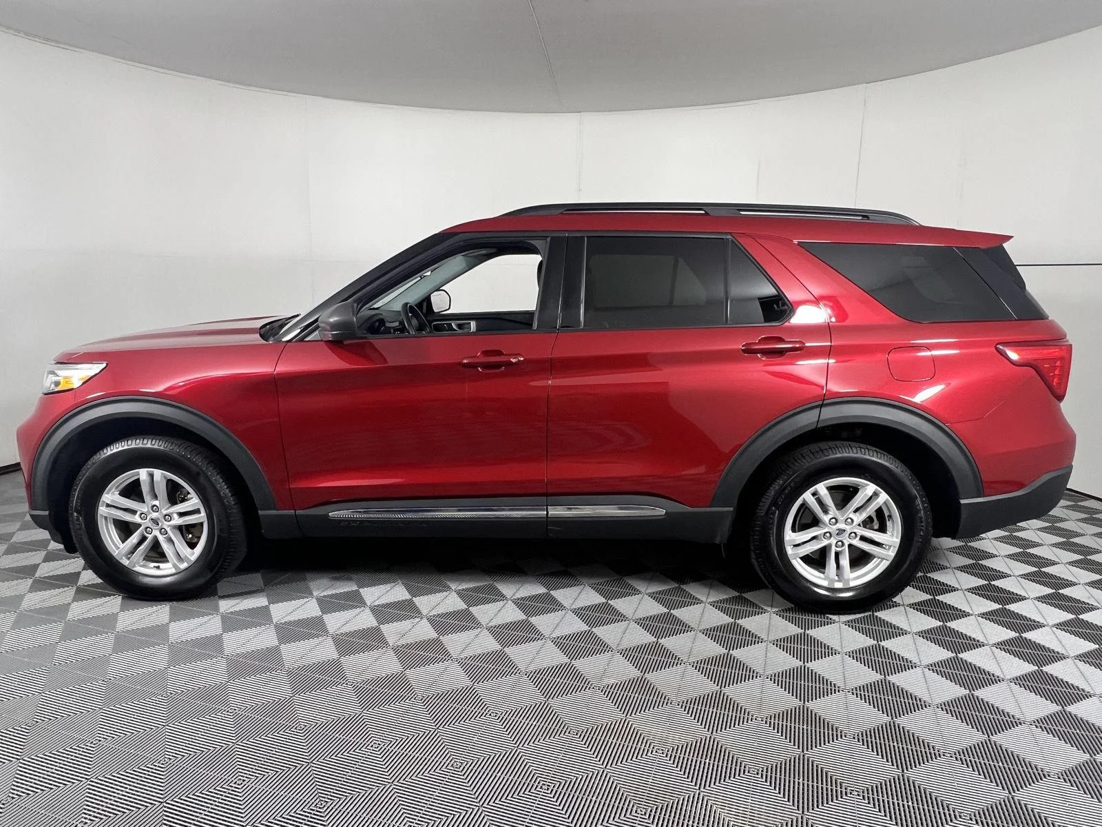 Used 2022 Rapid Red Metallic Tinted Clearcoat Ford XLT image 7