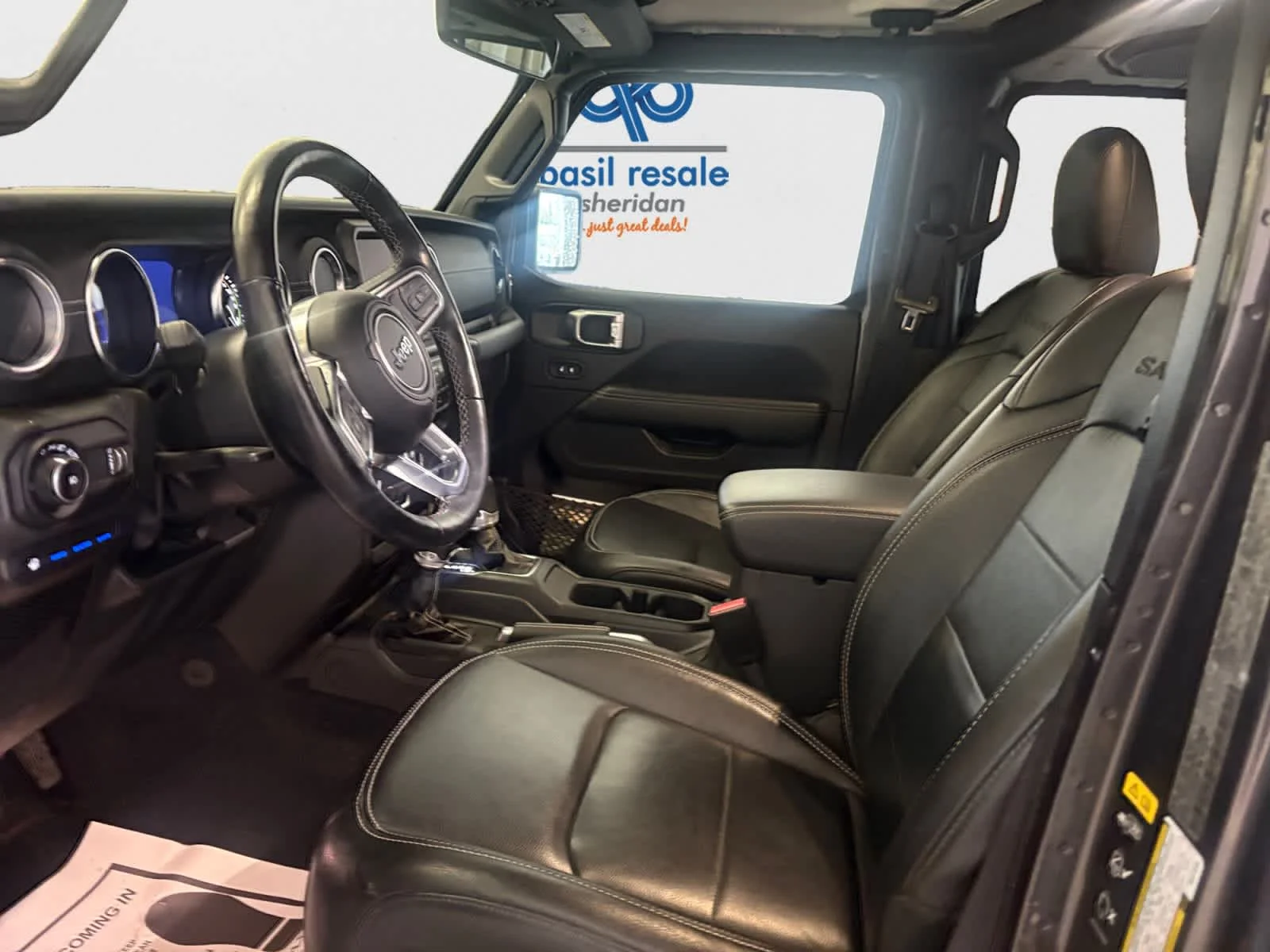 Used 2023 Granite Crystal Metallic Clearcoat Jeep Sahara image 8