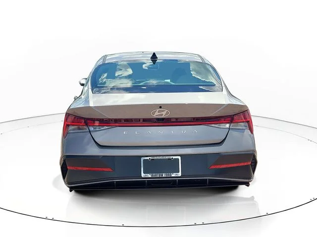 Used 2025  Hyundai SEL Convenience image 6