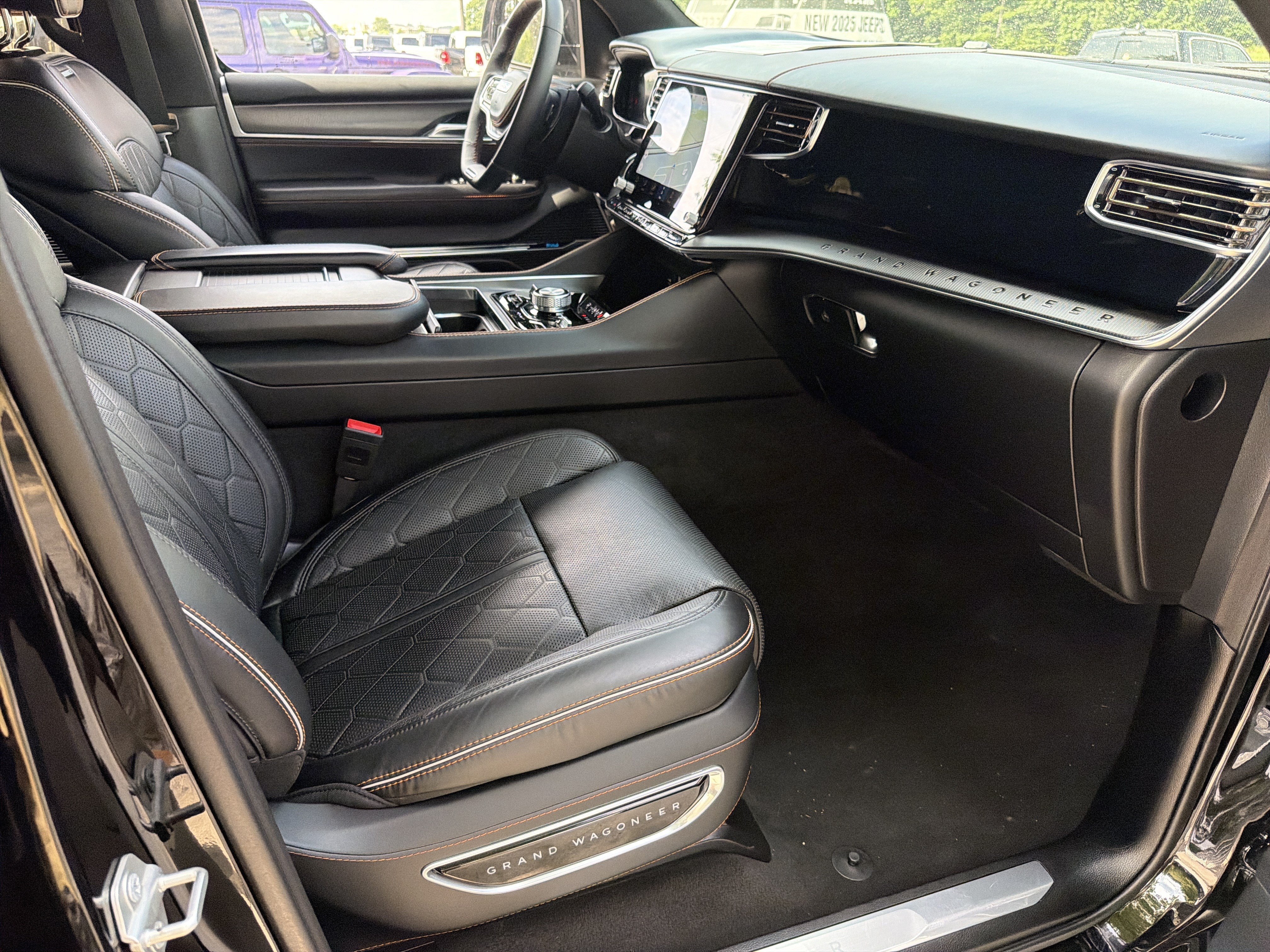 Used 2024 Diamond Black Crystal Pearlcoat Jeep Series III Obsidian image 14