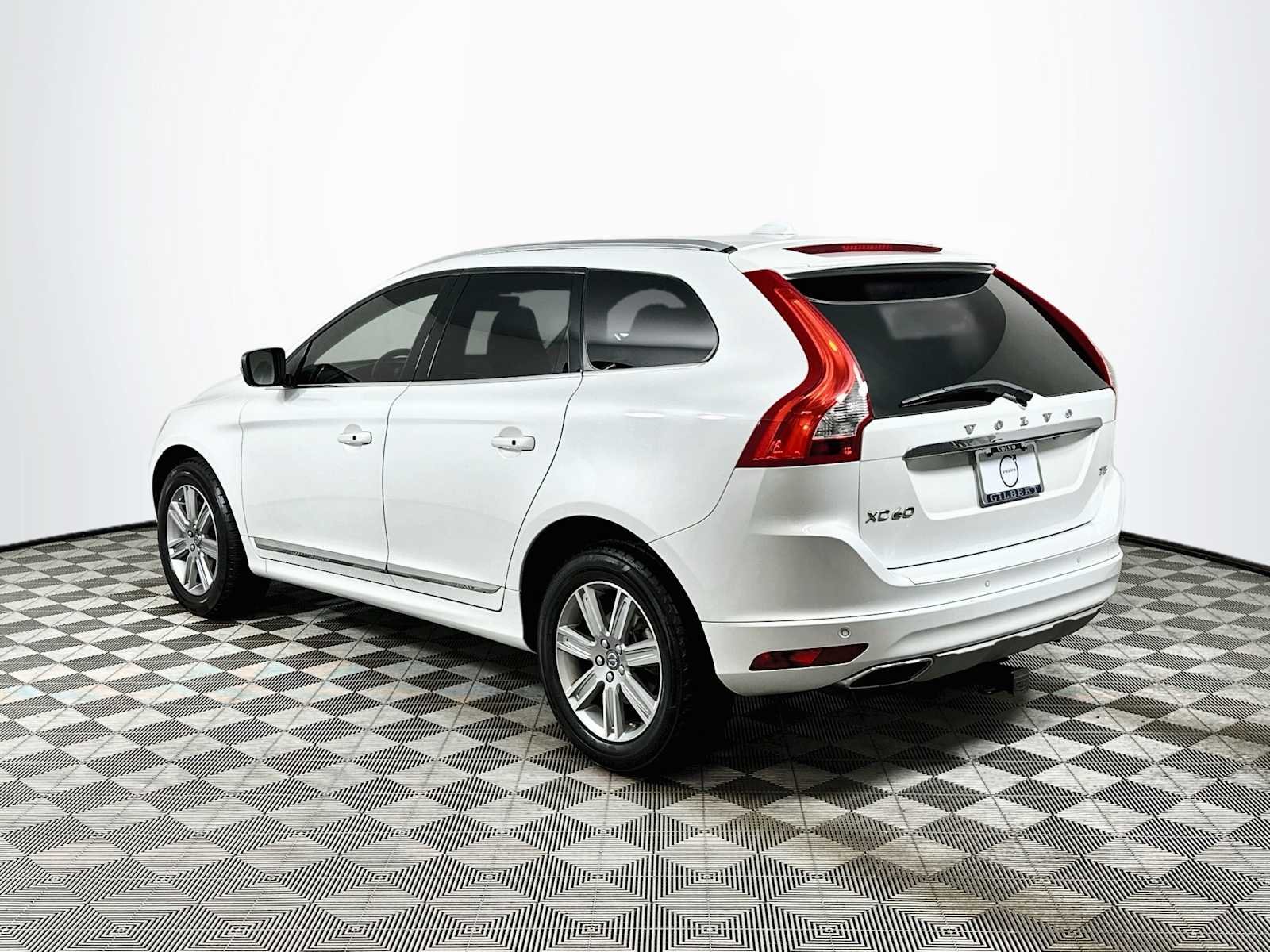 Used 2017 Crystal White Pearl Metallic Volvo Inscription image 5