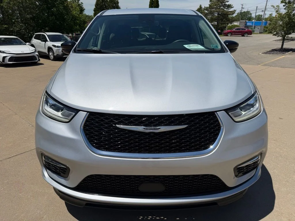 Used 2024 Silver Chrysler Touring L image 8