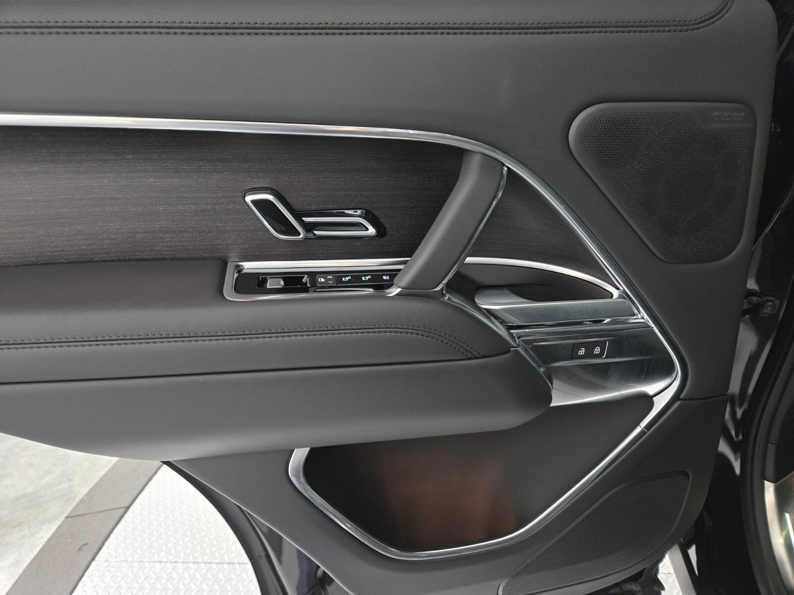 New 2026 Santorini Black Land Rover SE image 21