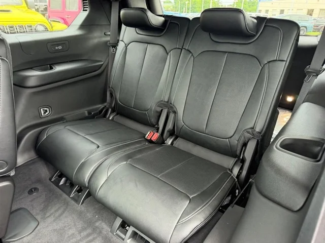 New 2026 Diamond Black Crystal Pearl-Coat Exterior Paint Jeep Limited Reserve image 9