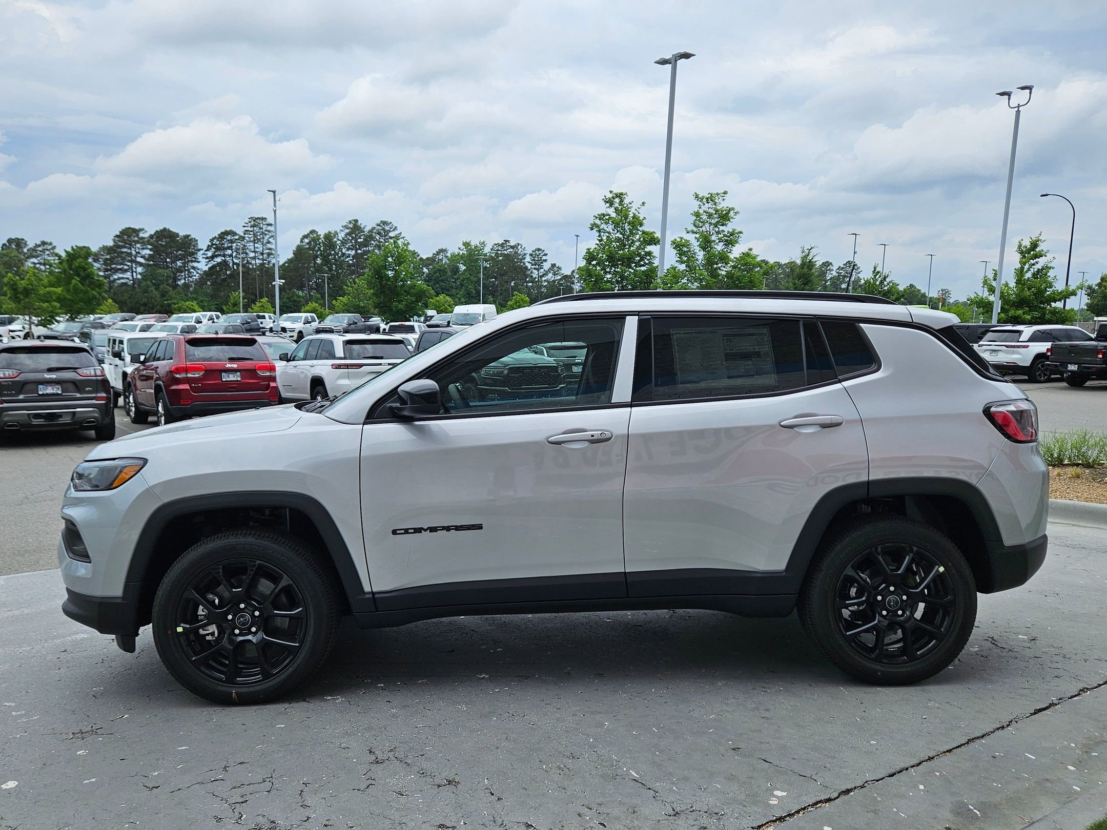 New 2026 Silver Zynith Metallic Clear-Coat Exterior Paint Jeep Latitude Altitude image 4