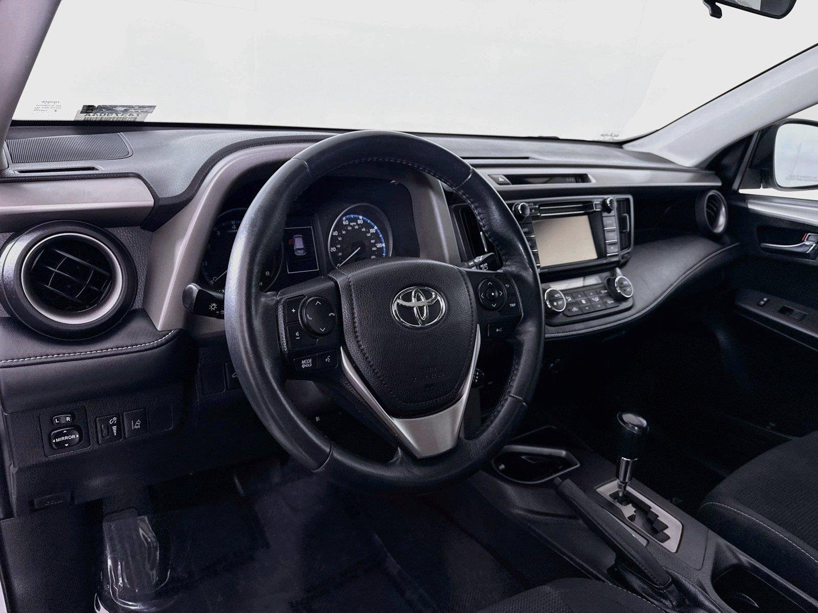 Used 2018 Super White Toyota XLE image 4