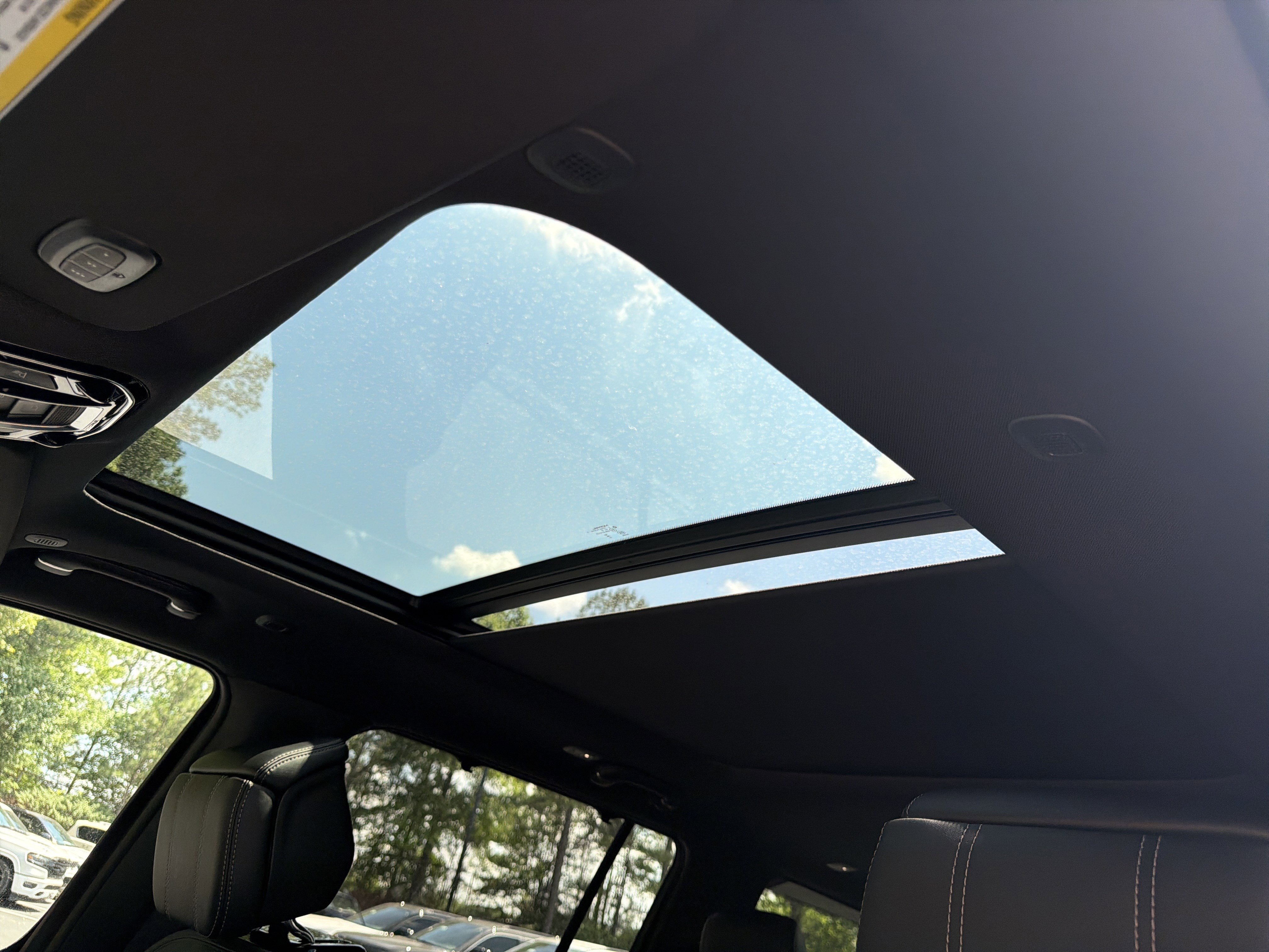 New 2026 Bright White Clear-Coat Exterior Paint Jeep Summit Obsidian image 40