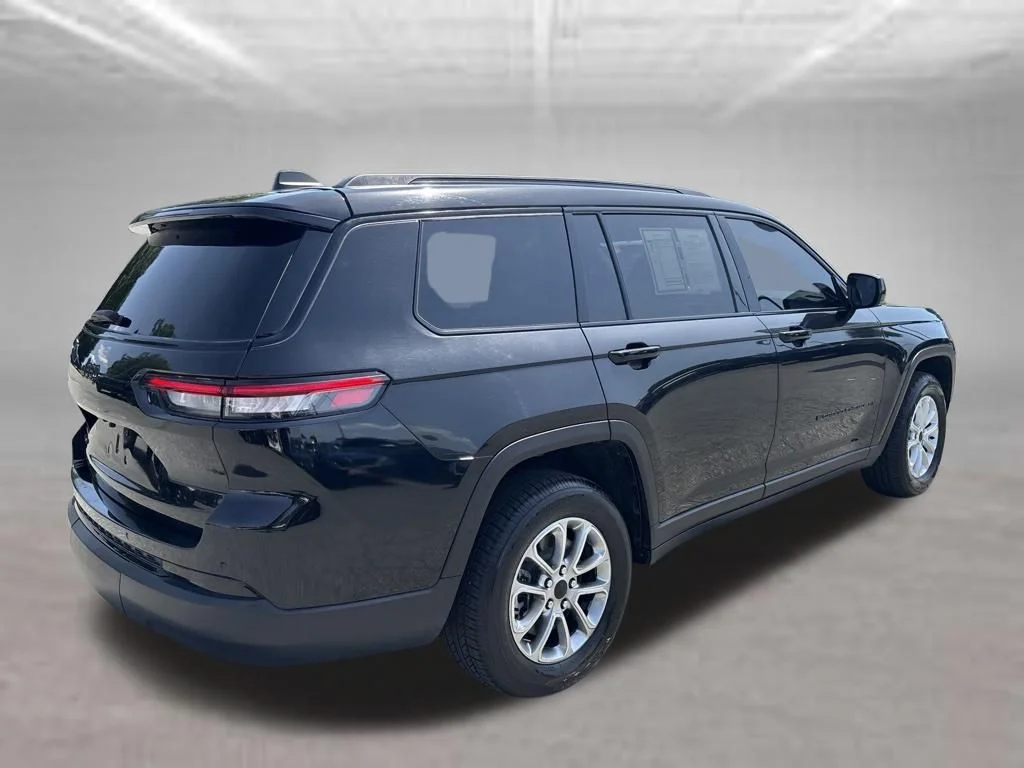 Used 2023 Black Jeep Altitude image 4