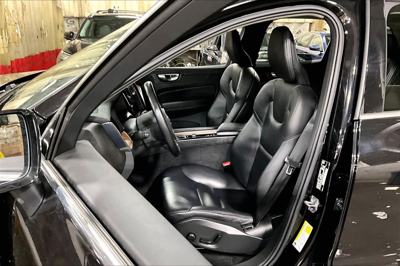 Used 2021 Onyx Black Metallic Volvo Momentum image 8