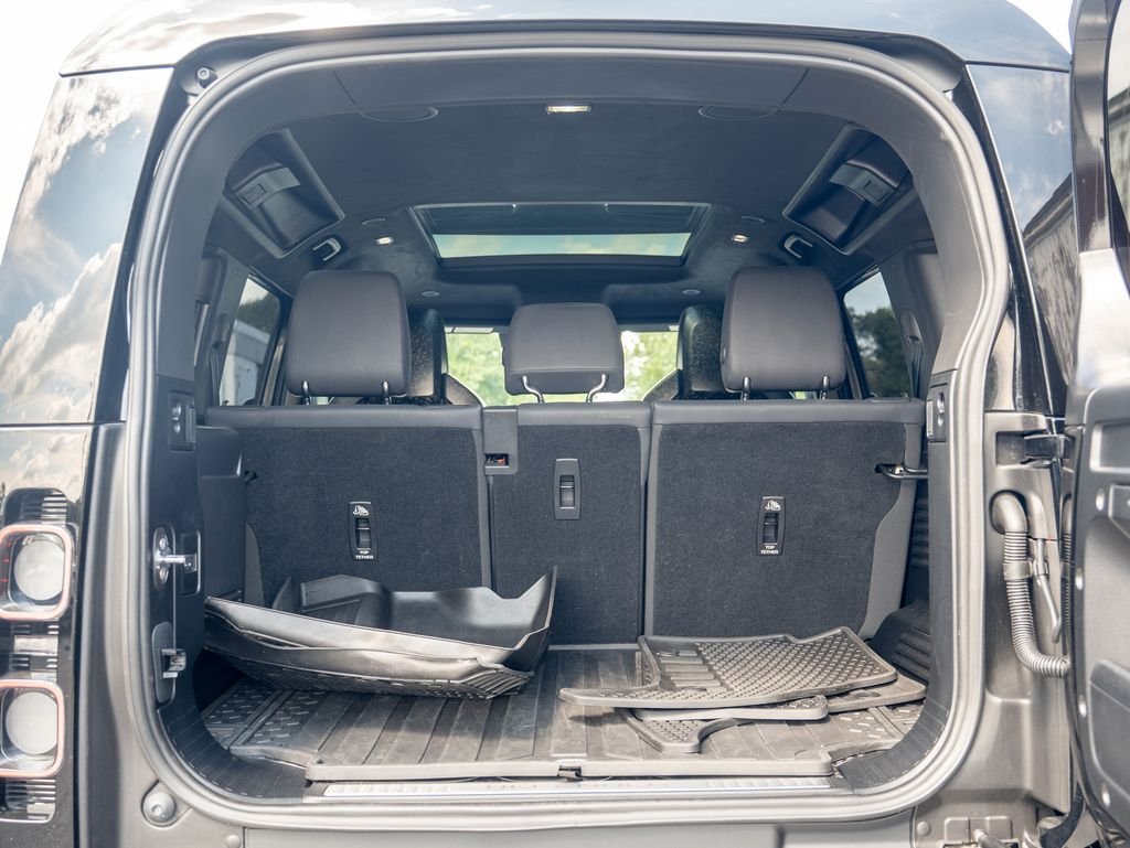 2025 Land Rover Defender Octa Edition One - Photo 37