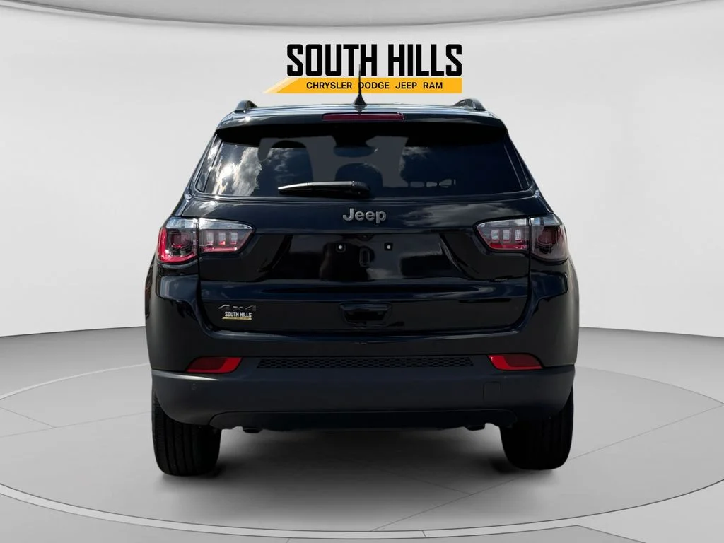 New 2026 Diamond Black Crystal Pearl-Coat Exterior Paint Jeep Limited image 4