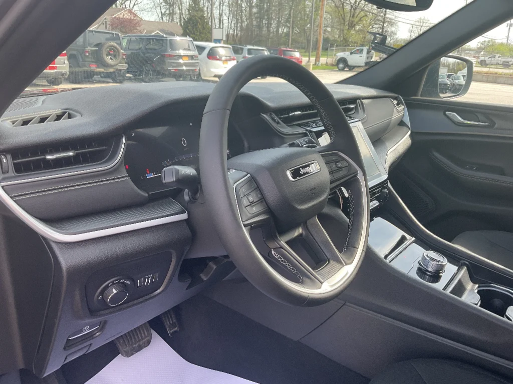 Used 2024 BALTIC GRAY METAL Jeep Laredo X image 10