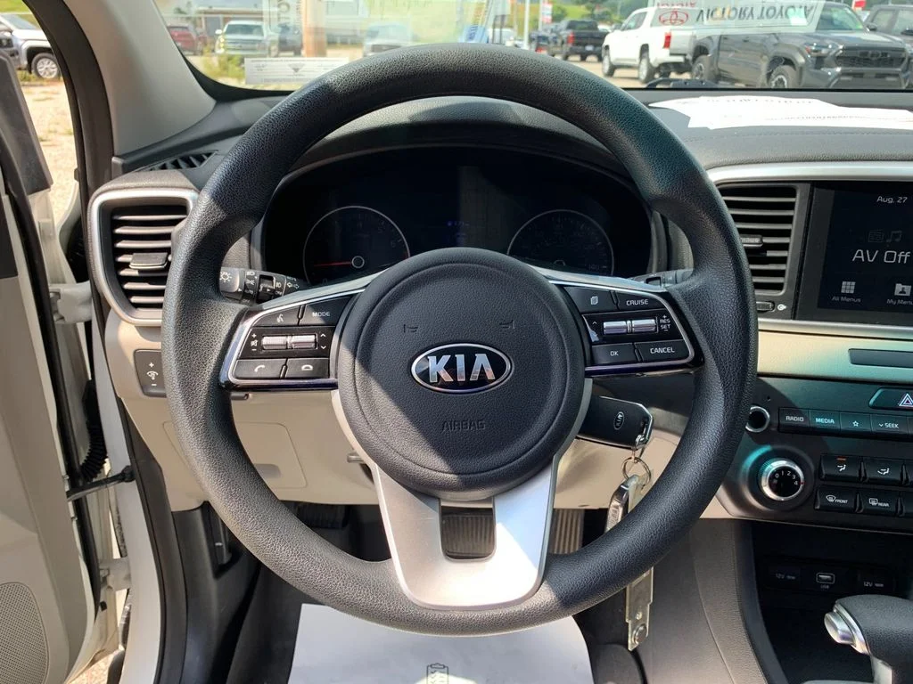 Used 2022 White Kia LX image 25
