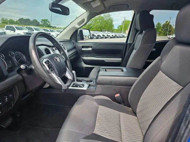 Used 2016 Blue Toyota SR5 image 9