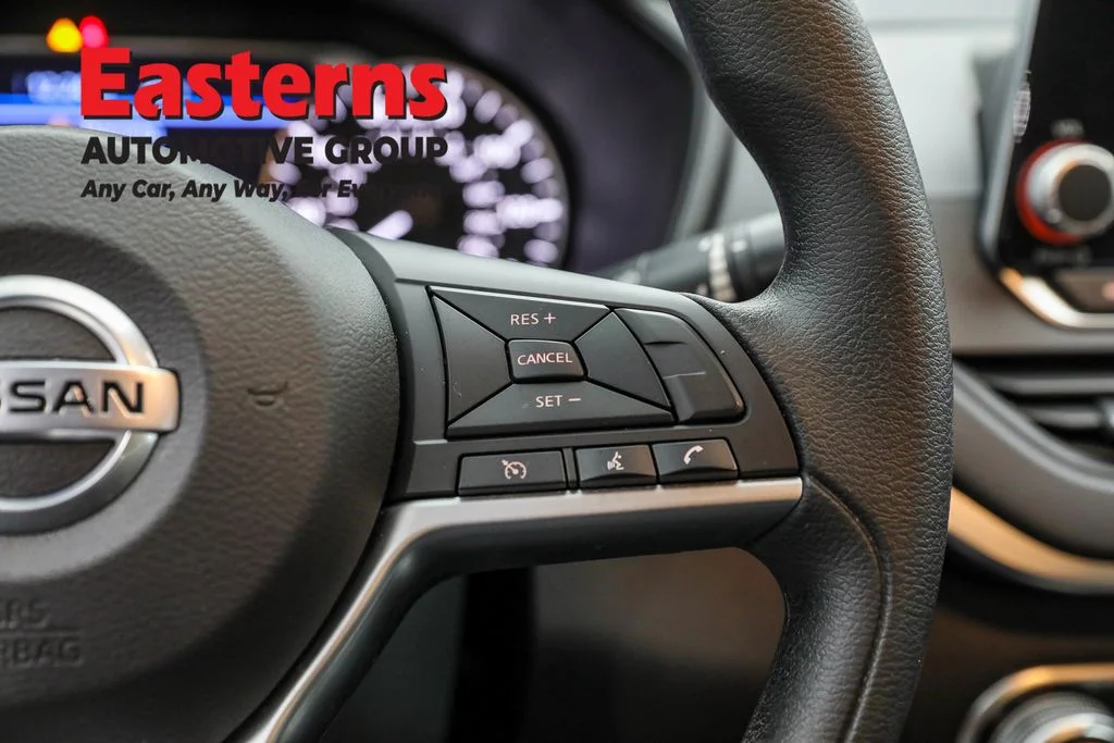 Used 2022 Silver Nissan 2.5 SV image 16