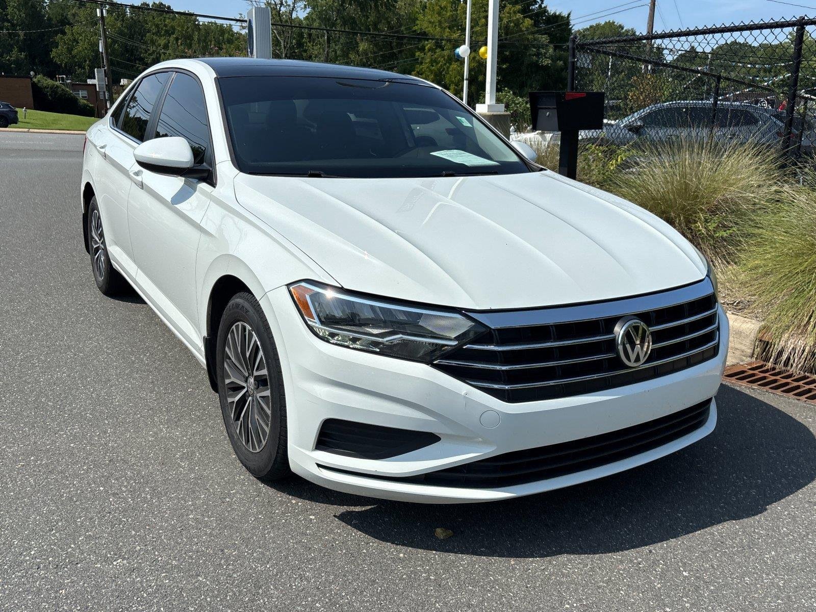 Used 2019 Pure White Volkswagen SE image 7