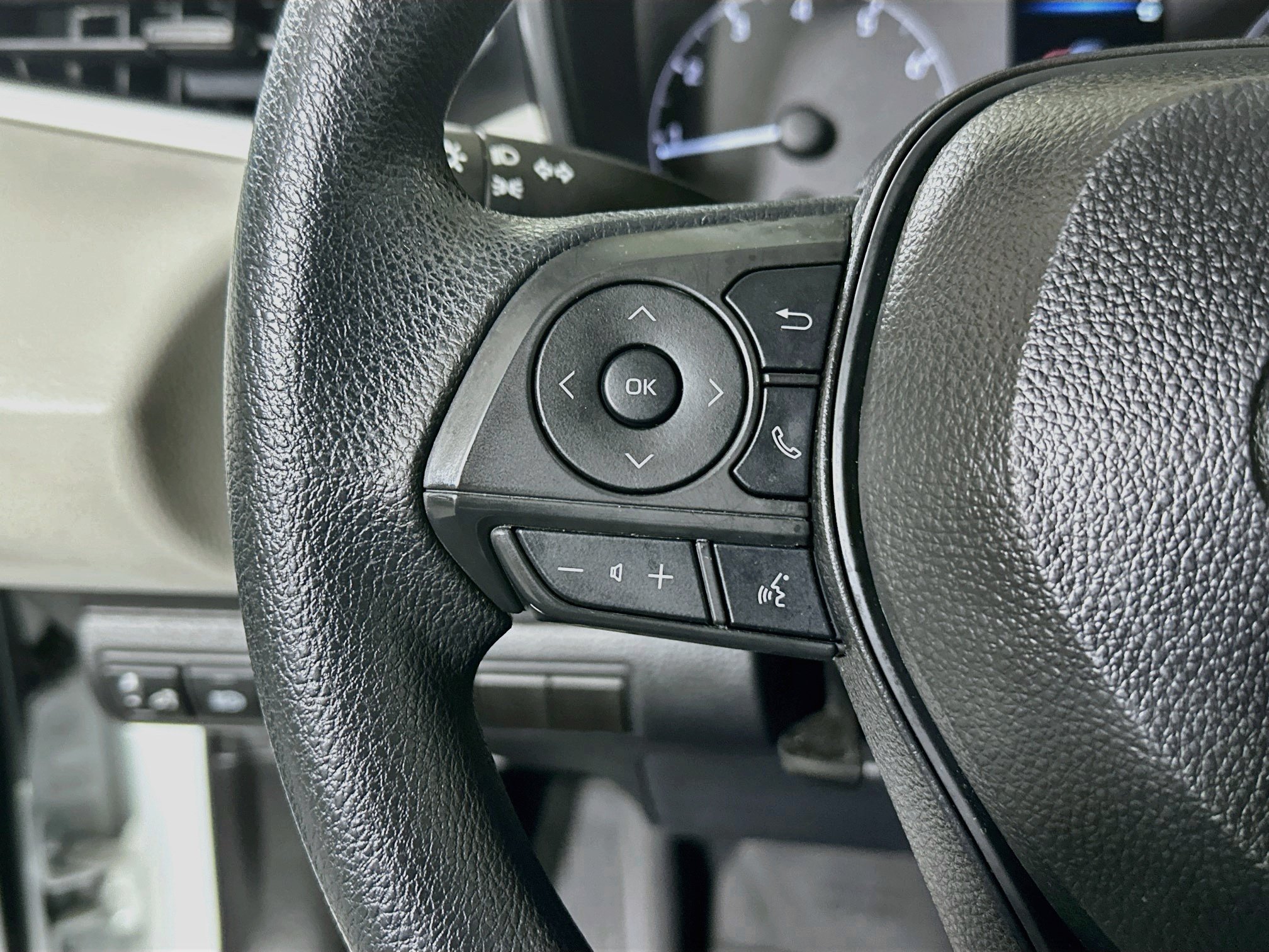 Certified Used 2025 Ice Toyota LE image 16