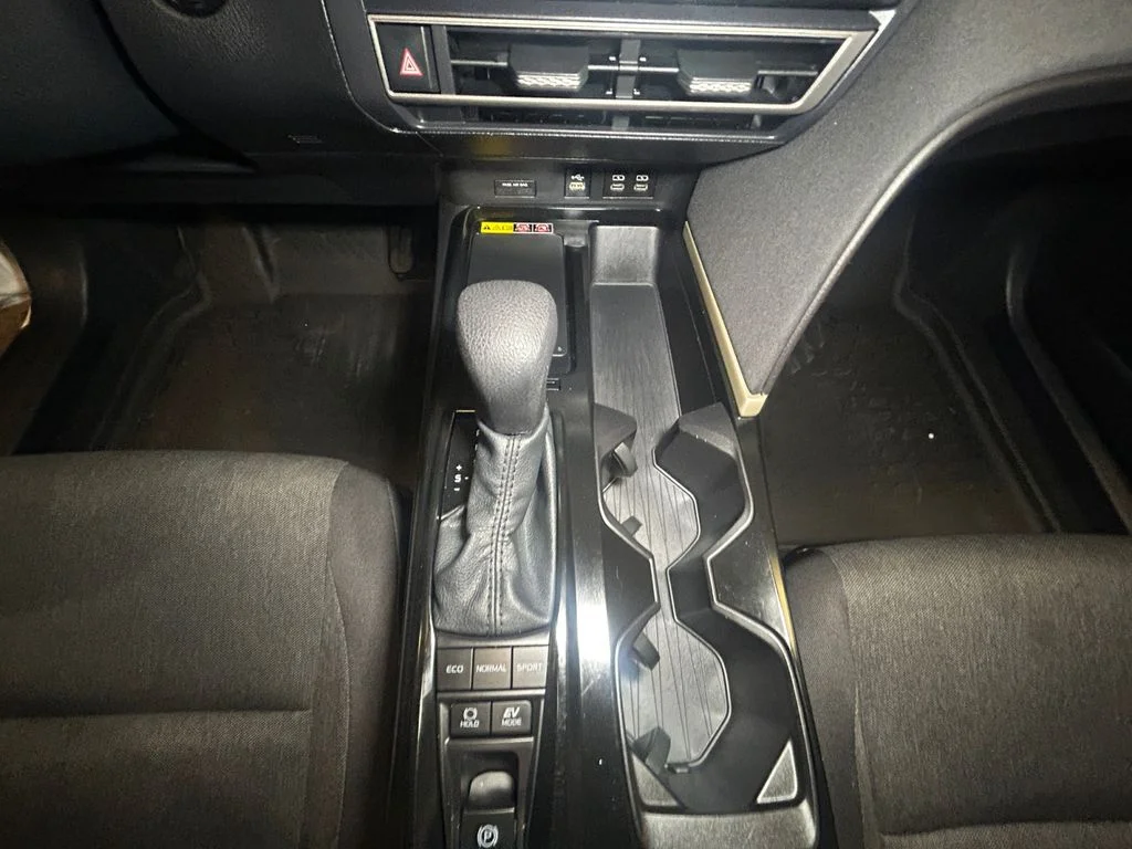 Used 2025 Ice Toyota LE image 11